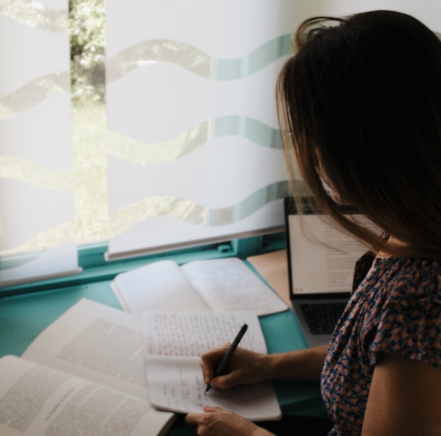 Maëlis Favier en train d'écrire