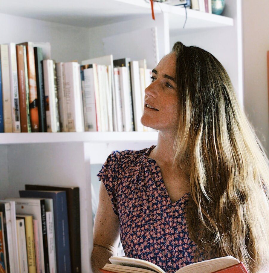 Maëlis Favier dans sa bibliothèque